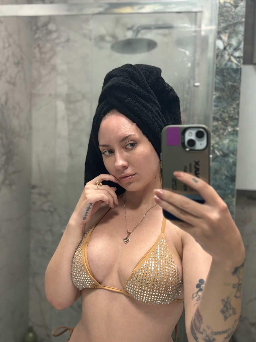 Nude girl KateV in Lisbon