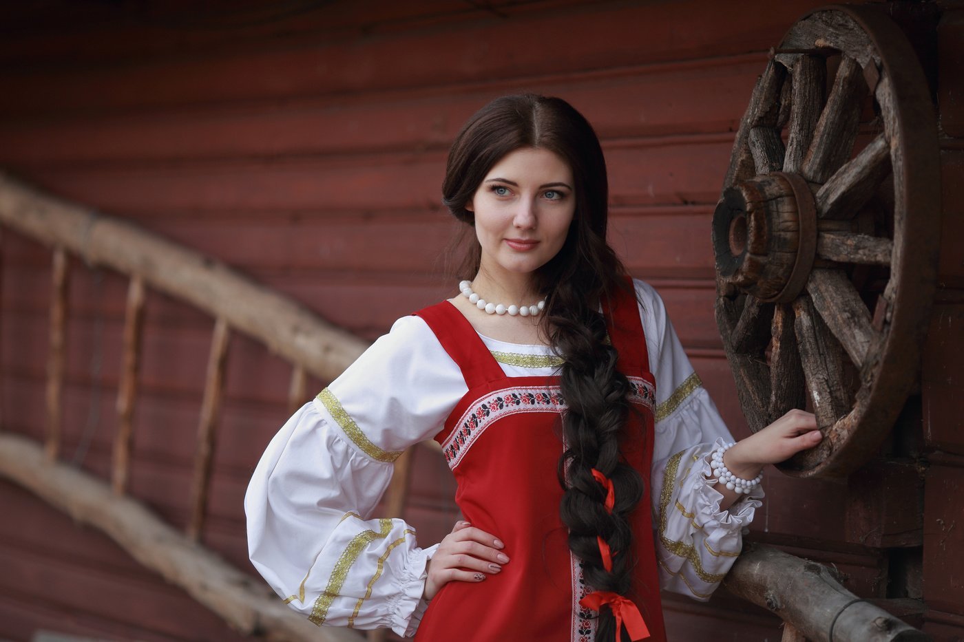 Girls in Slavic costumes’s look of the day — catch her live in Lisbon